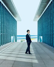 Casa BRUTUS 2021年5月号より、佐藤健。（撮影：神藤剛） (c)マガジンハウス