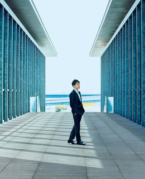 Casa BRUTUS 2021年5月号より、佐藤健。（撮影：神藤剛） (c)マガジンハウス