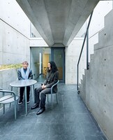 Casa BRUTUS 2021年5月号より、安藤忠雄（左）と又吉直樹（右）。（撮影：小川真輝） (c)マガジンハウス