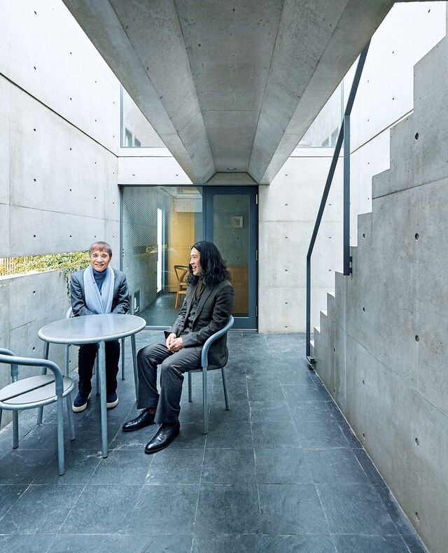 「Casa BRUTUS」2021年5月号より、安藤忠雄（左）と又吉直樹（右）。（撮影：小川真輝） (c)マガジンハウス