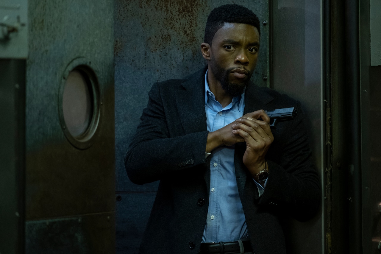 チャドウィック・ボーズマンがNYを激走、「21ブリッジ」本編映像