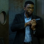 チャドウィック・ボーズマンがNYを激走、「21ブリッジ」本編映像