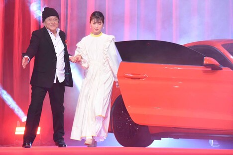 池田秀一（左）にエスコートされマスタングから登場する浜辺美波（右）。