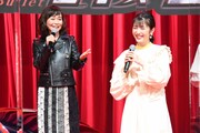 左から日高のり子、浜辺美波。
