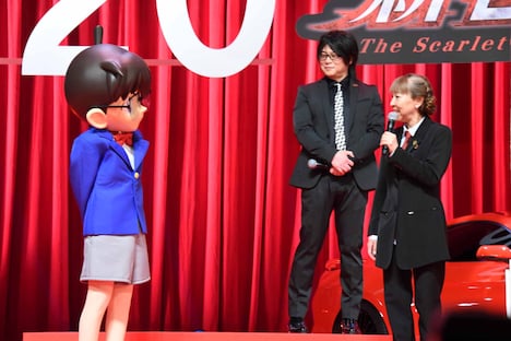 手前左から江戸川コナン、高山みなみ。奥が森川智之。