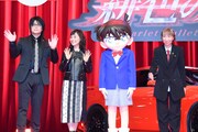 左から森川智之、日高のり子、江戸川コナン、高山みなみ。