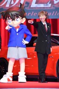 「名探偵コナン 緋色の弾丸」完成披露舞台挨拶の様子。左から江戸川コナン、高山みなみ。