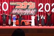 左から森川智之、日高のり子、江戸川コナン、高山みなみ、浜辺美波、池田秀一、山崎和佳奈、小山力也。