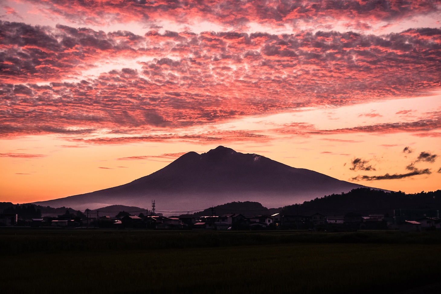 「冨嶽三十六景フォトコンテスト」佳作より、＠shin_12tさんによる「夕暮れの空」。