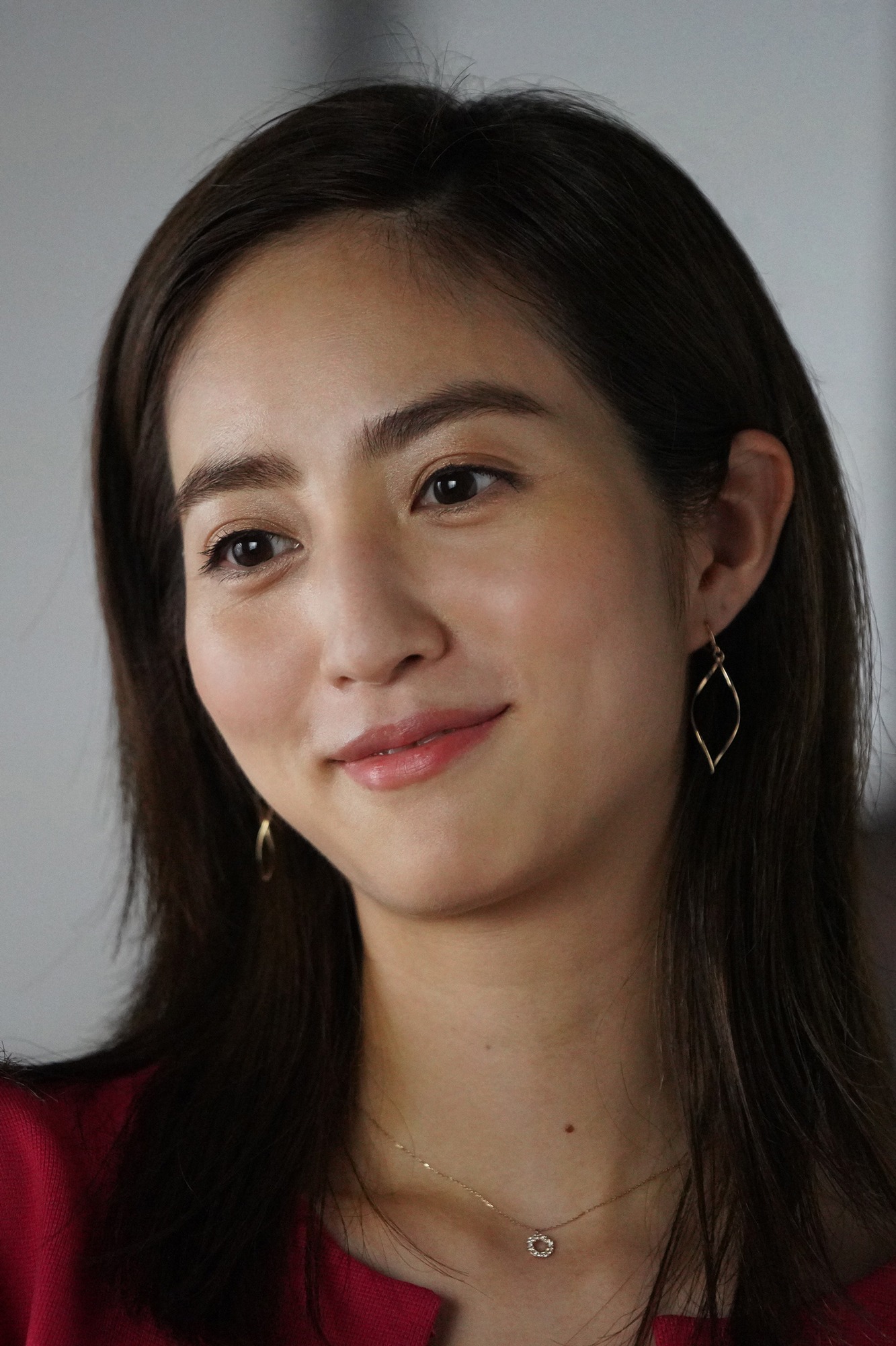 堀田茜演じる平万由子。