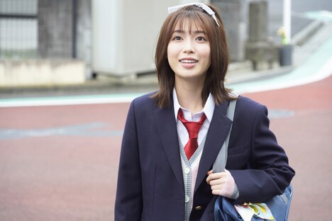 白石聖演じる篠原つかさ。