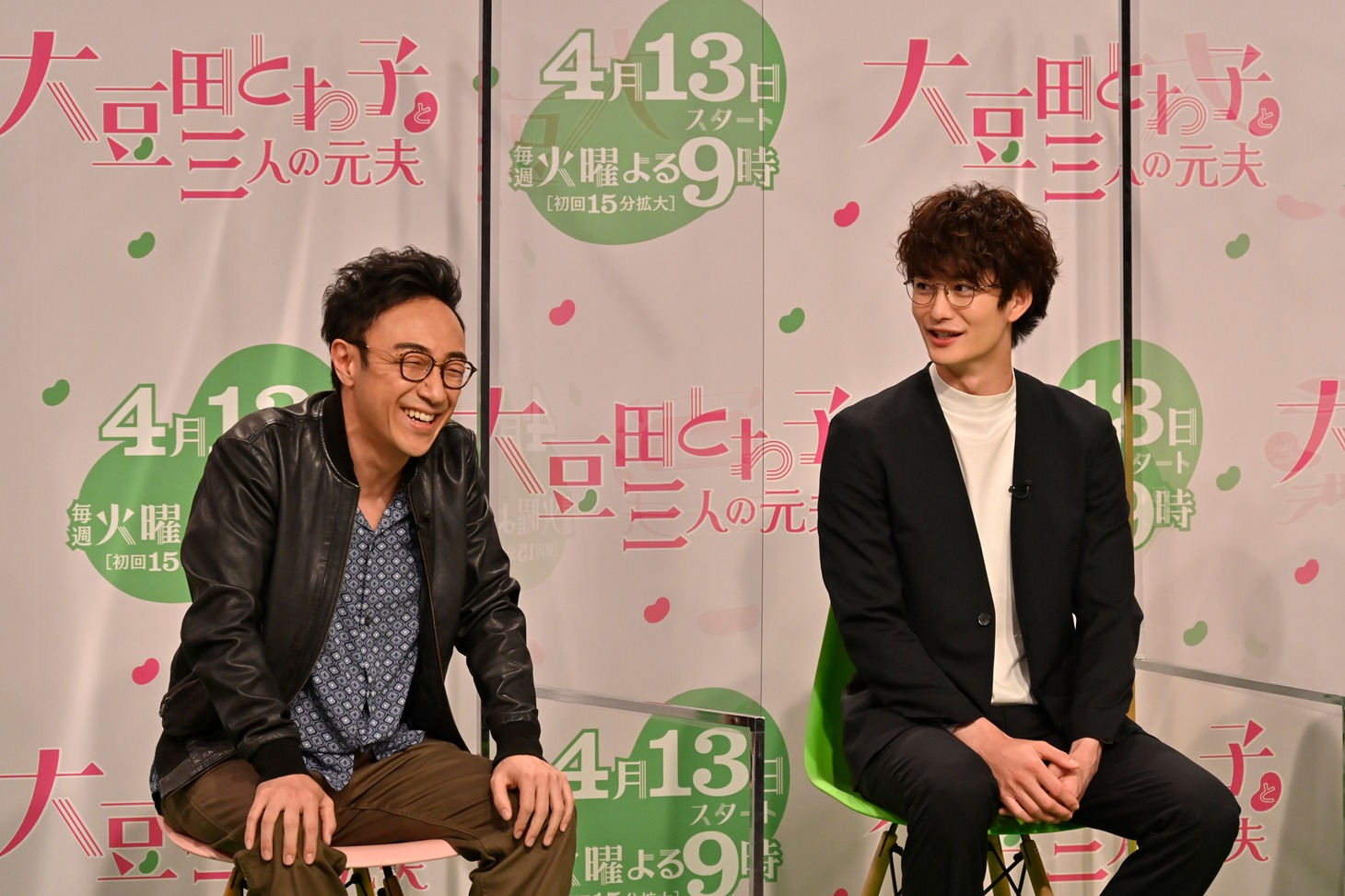 左から角田晃広、岡田将生。