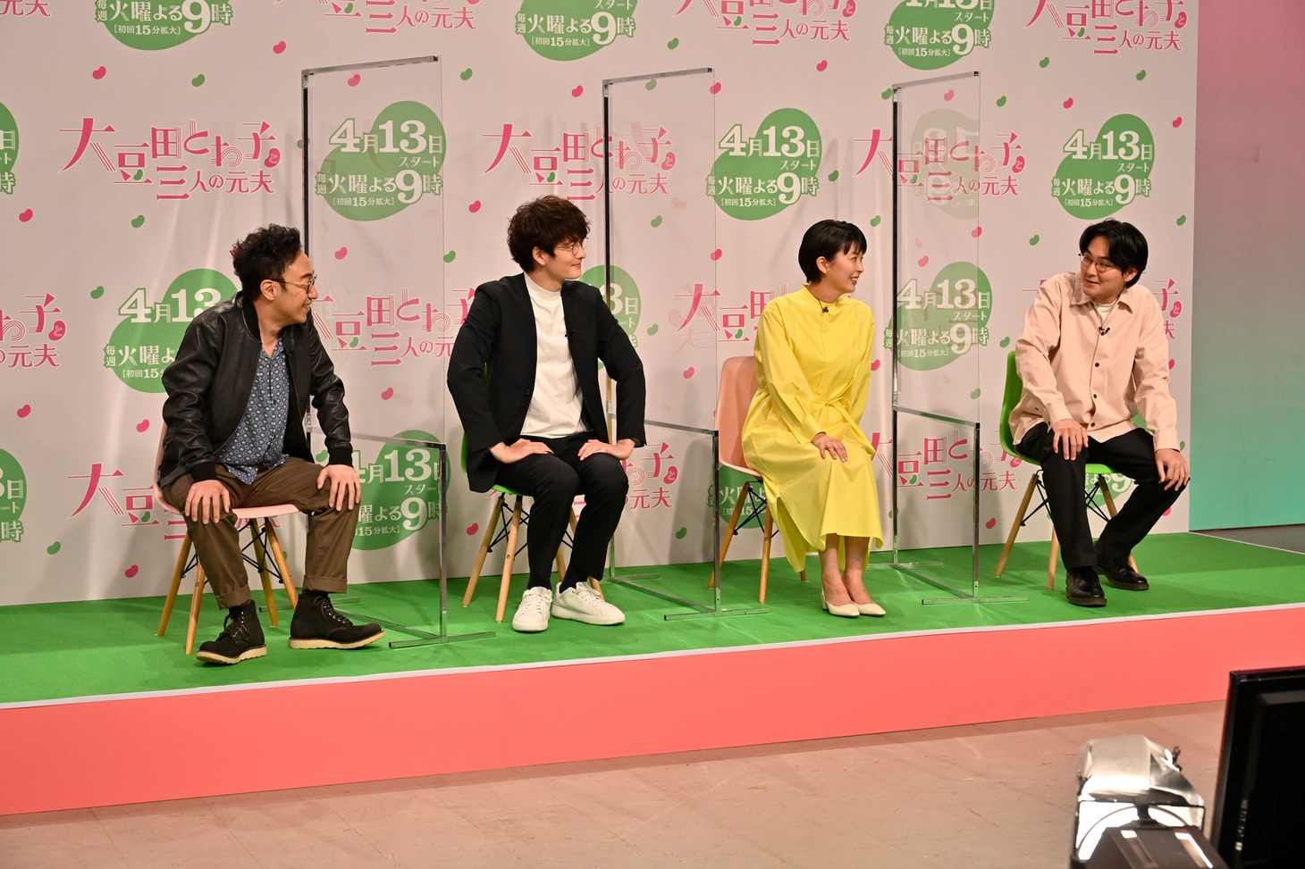 会見の様子。