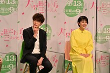左から岡田将生、松たか子。