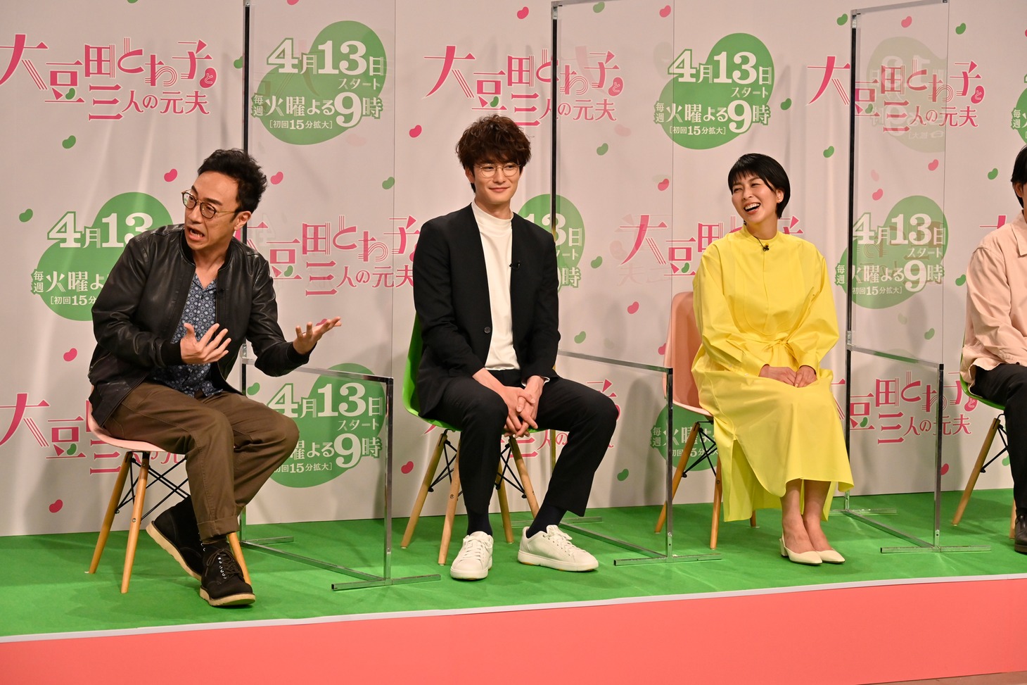 会見の様子。