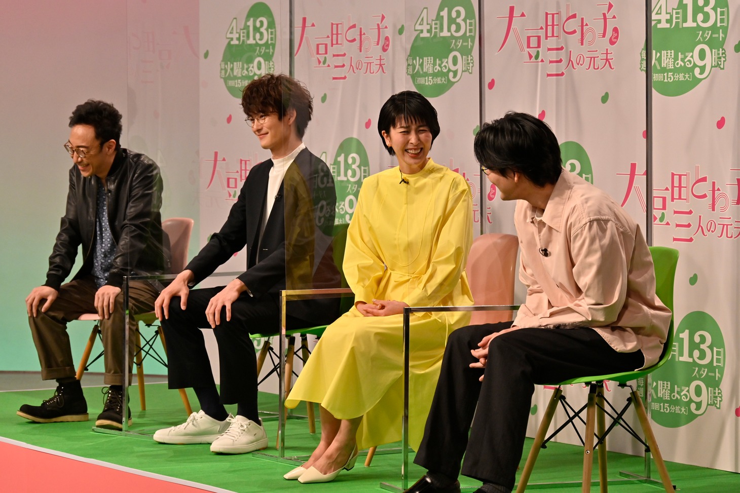 会見の様子。