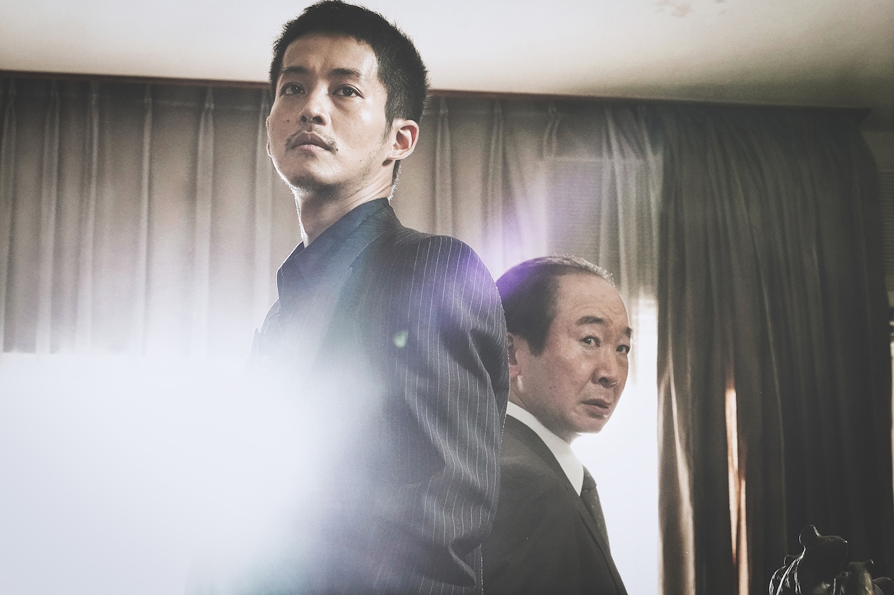 孤狼の血 LEVEL2」新場面写真 - 松坂桃李と西野七瀬が見つめ合う