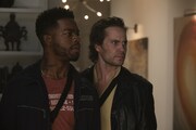 「21ブリッジ」より、テイラー・キッチュ演じるレイ(右)とステファン・ジェームス扮するマイケル(左)。