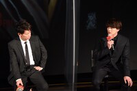 左から佐藤健、新田真剣佑。
