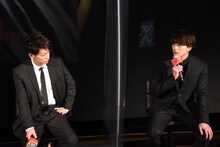 左から佐藤健、新田真剣佑。