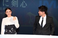 談笑する佐藤健（右）と武井咲（左）。