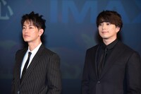 左から佐藤健、新田真剣佑。