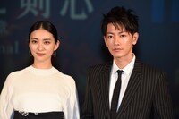 左から武井咲、佐藤健。