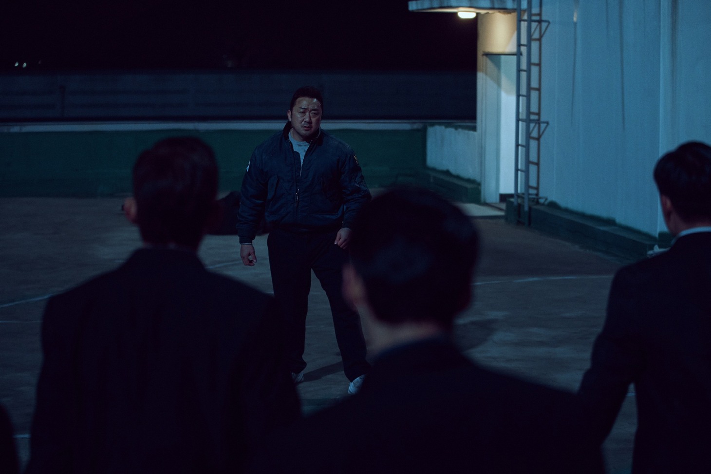 「ザ・バッド・ガイズ」新場面写真。パク・ウンチョル役のマ・ドンソク（奥）。