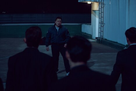 「ザ・バッド・ガイズ」新場面写真。パク・ウンチョル役のマ・ドンソク（奥）。