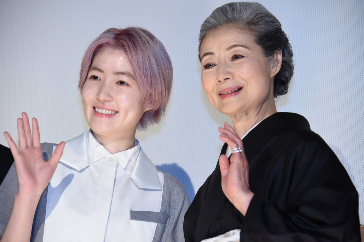 左からシム・ウンギョン、富司純子。