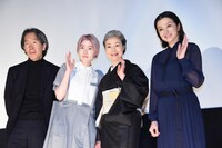 「椿の庭」舞台挨拶にて、左から上田義彦、シム・ウンギョン、富司純子、鈴木京香。