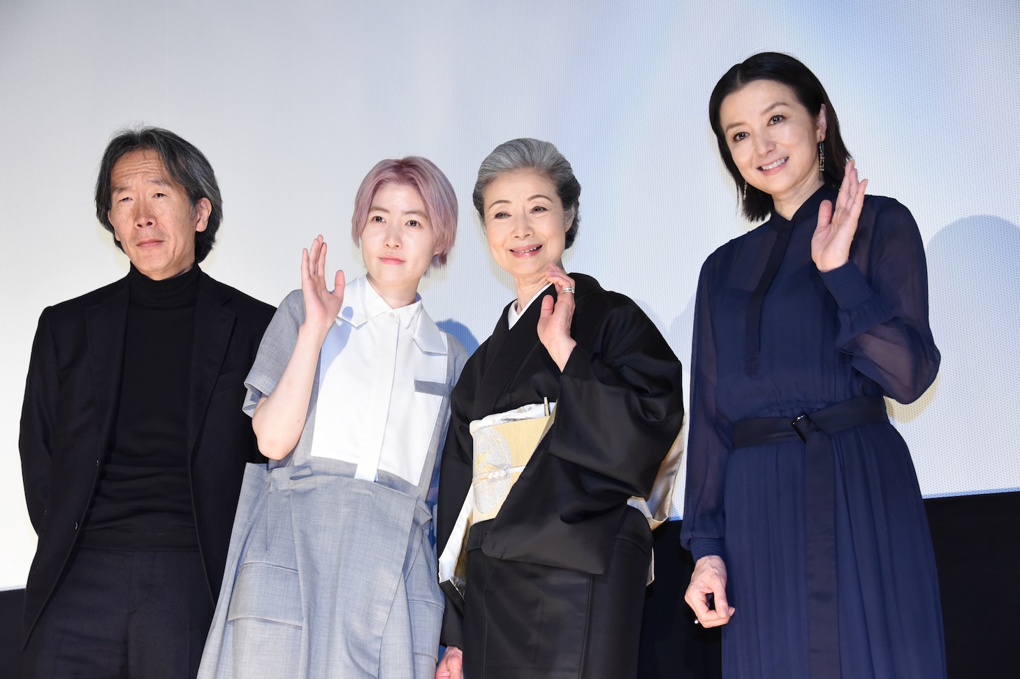 「椿の庭」舞台挨拶にて、左から上田義彦、シム・ウンギョン、富司純子、鈴木京香。