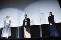 左からシム・ウンギョン、富司純子、鈴木京香。