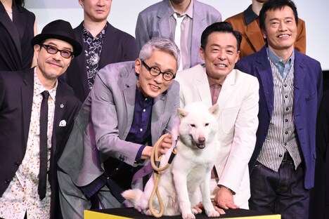 左から田口トモロヲ、松重豊、犬の風（ふう）、光石研、遠藤憲一。