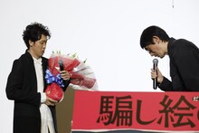 吉田大八（右）から花束を受け取った大泉洋（左）。