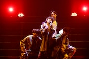 「Secret kiss」披露の様子。