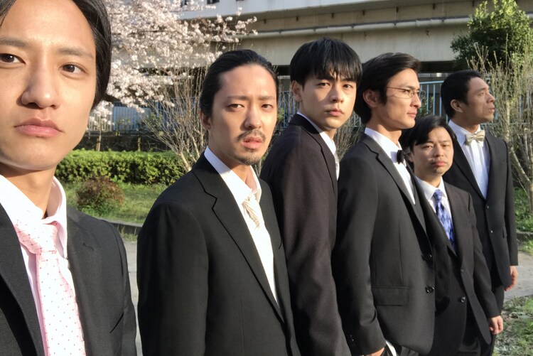 レザボア ドッグスみたい 成田凌らが黒スーツで佇む くれなずめ メイキング 映画ナタリー