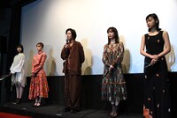 左から中田青渚、萩原みのり、若葉竜也、穂志もえか、古川琴音。