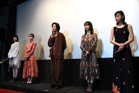 左から中田青渚、萩原みのり、若葉竜也、穂志もえか、古川琴音。