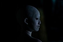 「ゾッキ」より、“幽霊のような女”役の松井玲奈。