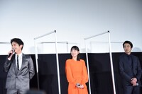 左から左から中川大志、石井杏奈、堤真一。