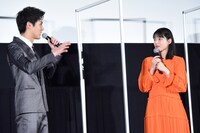 左から中川大志、石井杏奈。