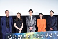 「砕け散るところを見せてあげる」公開記念舞台挨拶にて、左からSABU、矢田亜希子、中川大志、石井杏奈、堤真一。