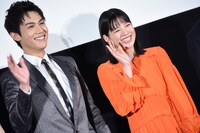 左から中川大志、石井杏奈。