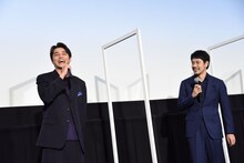 左から東出昌大、松山ケンイチ。