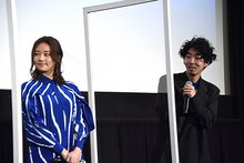 左から木村文乃、柄本時生。