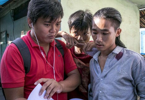 「走れロム」メイキング写真。チャン・タン・フイ（左）とチャン・アン・コア（中央）。