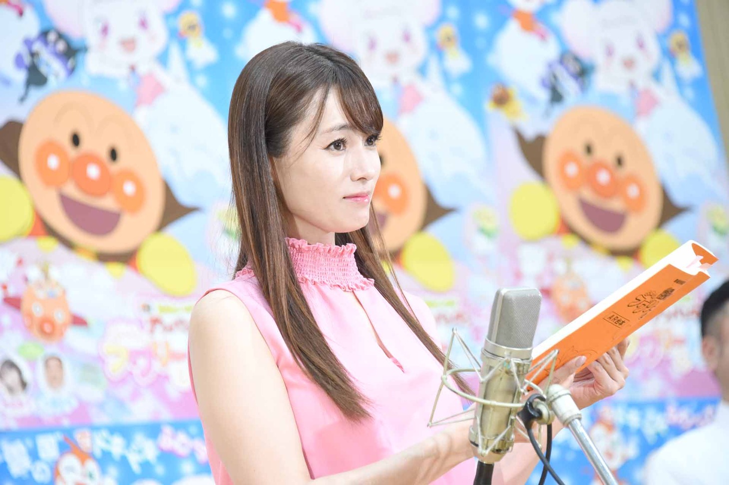 アフレコに挑戦する深田恭子。