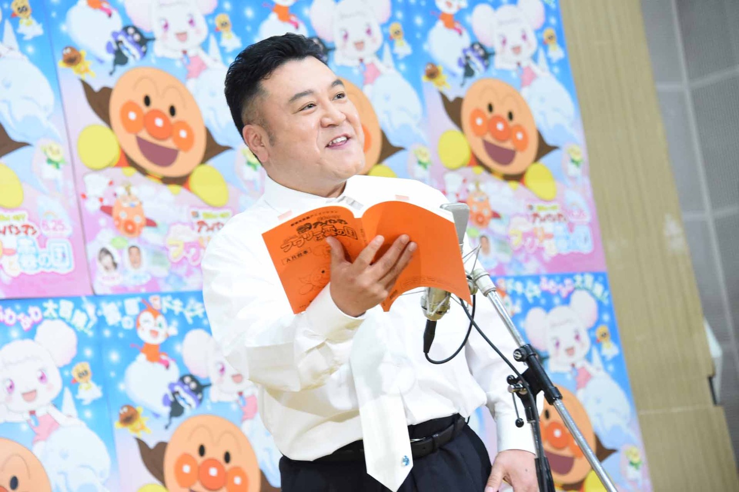 アフレコに挑戦する山崎弘也。