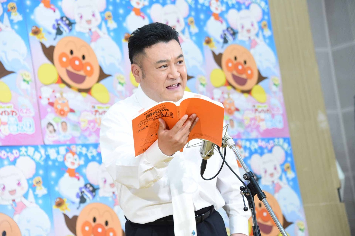 アフレコに挑戦する山崎弘也。